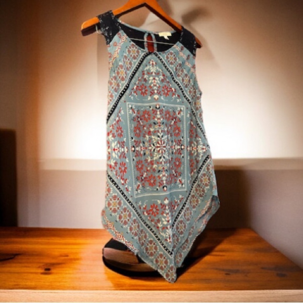 Halo asymmetric Blouse Sz M Crochet Back